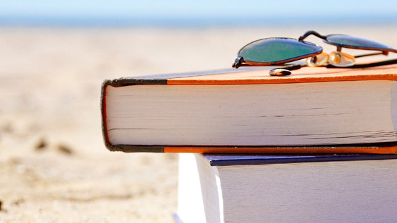 lecturas bajo el sol: los libros favoritos del verano, entre clasicos y best sellers