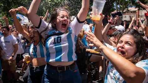 Los Andes | Los goles argentinos sirvieron de alivio para los miles de hinchas que decidieron ver juntos los partidos, una experiencia que puede dejar una enseñanza positiva. Durante un mes, la hinchada “sufrió” cada partido y luego del final feliz, muchos lograron r