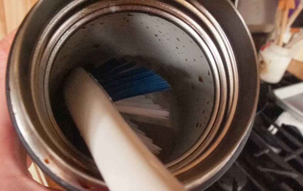 Estos métodos son efectivos no solo en botellas, sino que suelen usarse también en cafeteras, termos y tazas metálicas ofreciendo buenos resultados.