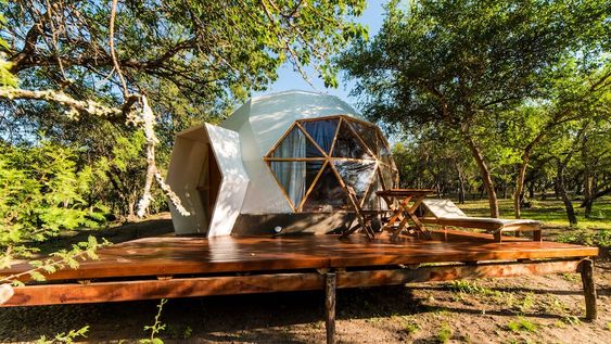 La forma geométrica de los domos se llama geodésica (del latín, “separación de la tierra”) y remite al hecho de que suelen estar construidos sobre plataformas de madera para evitar la erosión del suelo y permitir que los animales circulen libremente.