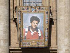 El retrato de Carlo Acutis en la Plaza de San Pedro para la canonización de Carlo Acutis y Piergiorgio Frassati, en el Vaticano, el 7 de septiembre de 2025. Carlo Acutis, un adolescente italiano fallecido en 2006, será canonizado por el Papa León XIV en una ceremonia en el Vaticano, convirtiéndose en el primer santo milenario.