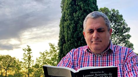 Los Andes | El autor junto a su último libro publicado. Foto: gentileza de Martín Hadis.