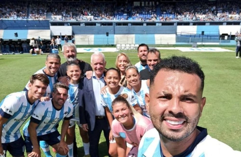 Racing Club hizo expltoar a Avellaneda y realizó la presentación de sus refuerzos tanto del fútbol masculino como del femenino en conjunto. Excelente iniciativa. / Gentileza.