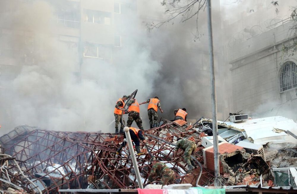 -FOTODELDÍA- Damasco, 01/04/2024.- Trabajadores de rescate en el lugar de un ataque aéreo en Damasco, Siria, el 1 de abril de 2024. Según la agencia de noticias árabe siria SANA, Israel lanzó un ataque aéreo contra el edificio del consulado iraní en Damasco. El consulado sufrió daños y el edificio contiguo quedó destruido. EFE/YOUSSEF DAFAWWI
