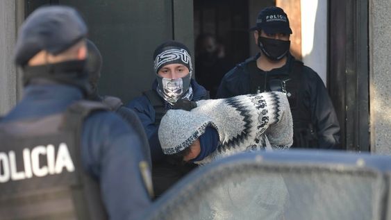Guillermo Peluso fue detenido este mediodía en su casa. Luego los vecinos intentaron ajusticiarlo. Foto: Orlando Pelichotti / Los Andes
