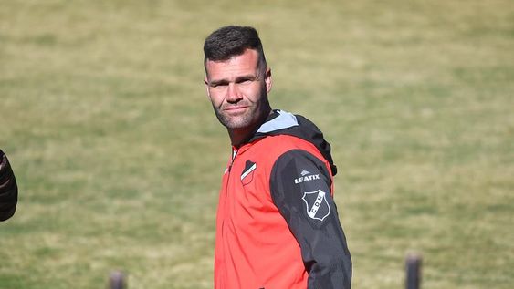 Cristian Campagnini se despidió hace un rato de los jugadores y ya no es más el DT de Maipú. / José Gutiérrez - Los Andes.