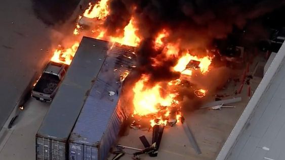 Un helicóptero de un canal de noticias se estrelló mientras cubría un choque en Los Ángeles: tres muertos