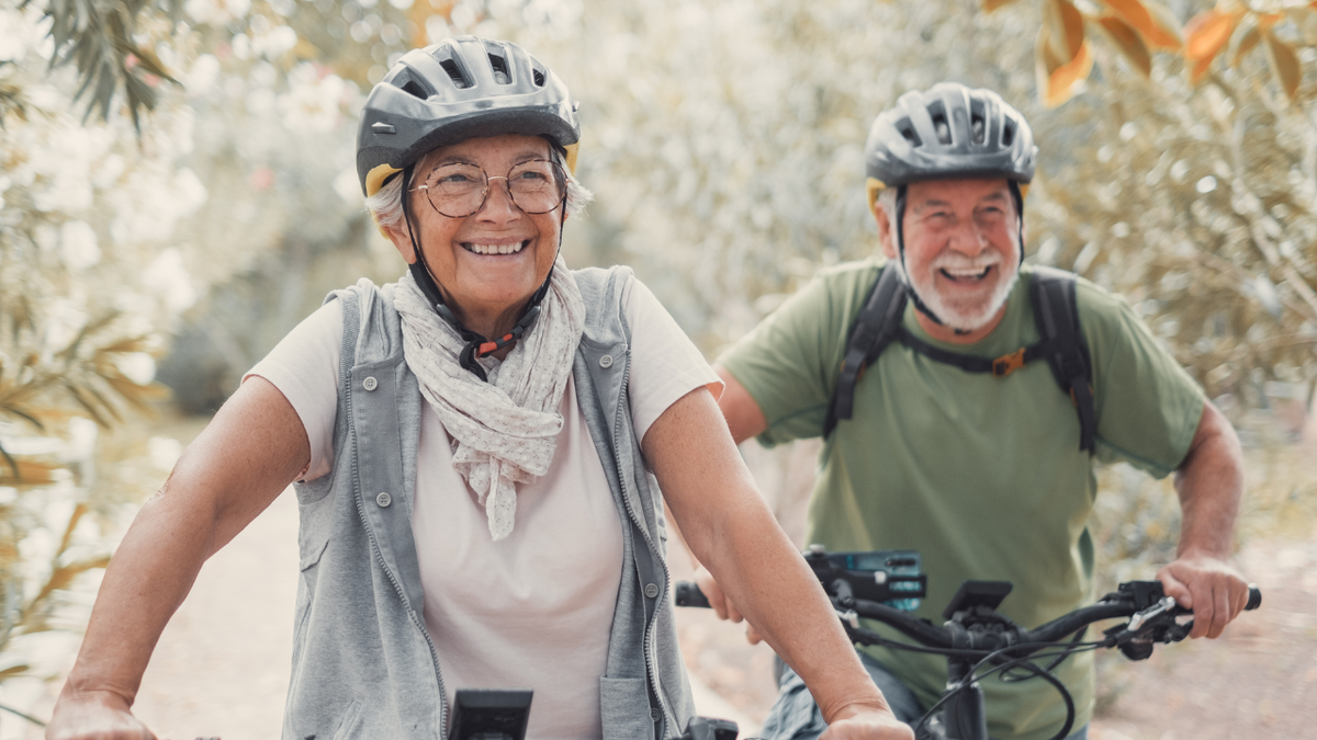 Según la psicología, las personas que hoy tienen entre 60 y 70 años poseen una ventaja mental que sorprende a la ciencia