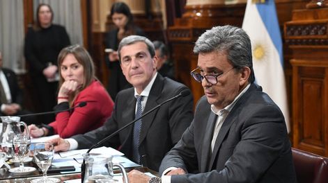 Los Andes | De izquierda a derecha, los senadores Juliana Di Tullio, Ricardo Guerra y Víctor Zimmermann, en la Comisión de Presupuesto y Hacienda (Foto: Comunicación Senado)
