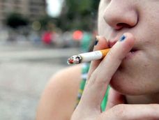 Tras haberse logrado que las personas mayores disminuyan el consumo de tabaco ahora son los más jóvenes, incluso los adolescentes, los que se están inclinando por esta práctica.