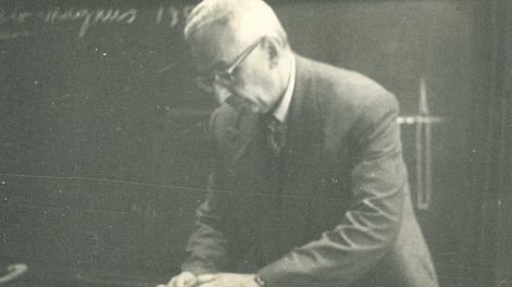 Prof. Enrique Gaviola en clase de Física. / Foto: Norberto Galacho / Gentileza