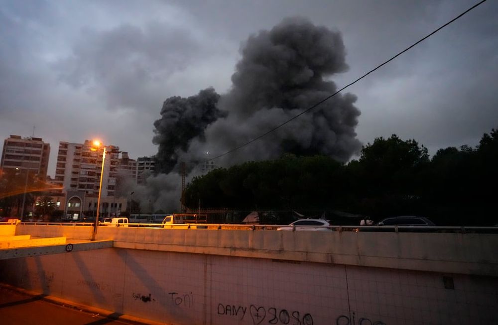Una columna de humo se levanta del lugar en donde impactó un ataque aéreo israelí, el lunes 25 de noviembre de 2024, en Tayouneh, Beirut, Líbano