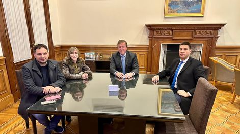 Junto a Eduardo Serenellini, aparecen los diputados nacionales mendocinos Álvaro Martínez, Mercedes Llano y Facundo Correa Llano, los tres declarados personas no gratas por el consejo superior de la UNCuyo al votar a favor del veto de Milei a la ley de financiamiento universitario.