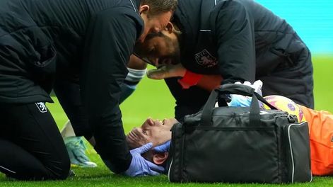 El Dibu Martínez recibió un duro golpe en la cabeza y tuvo que salir de la cancha. / Foto: Gentileza