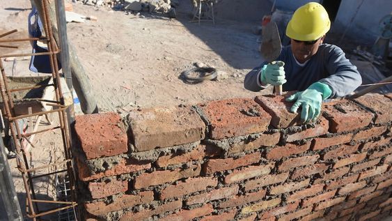Si se tiene en cuenta que el salario promedio de Mendoza ronda los $44.000 netos, se deduce que un sueldo completo apenas alcanza para construir 0,47 m² / José Gutiérrez
