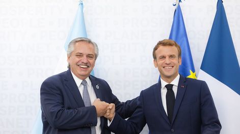 Alberto Fernández junto a Emmanuel Macron en el G20 Foto Presidencia