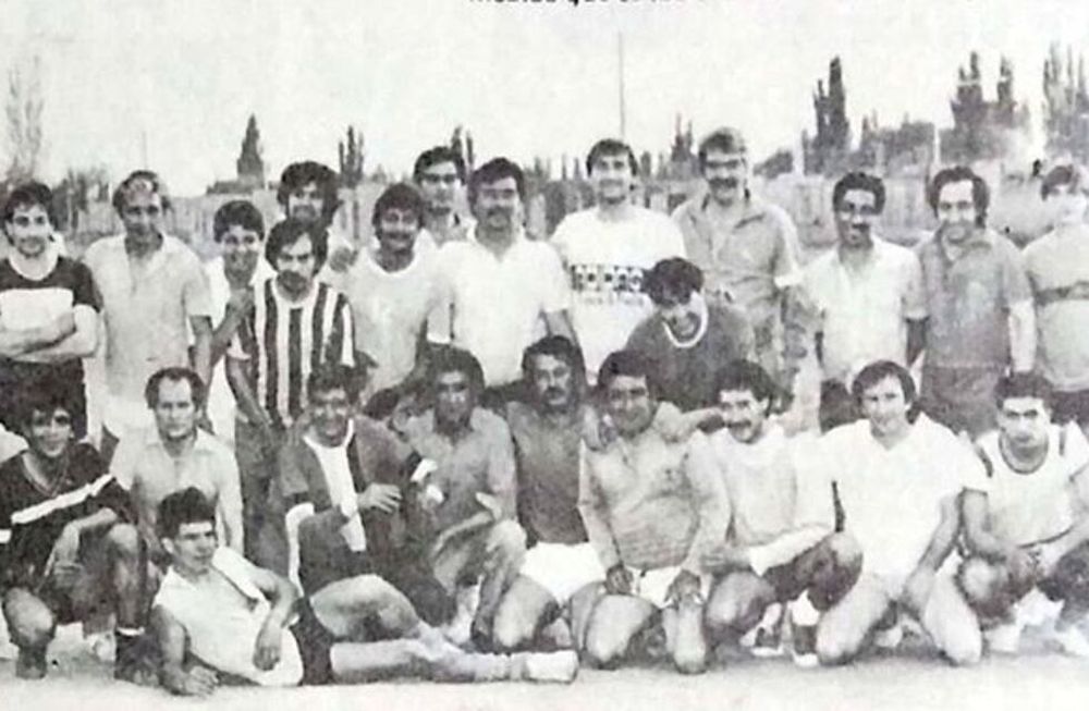 La foto corresponde a una de las tantas tardes sabatinas en General Alvear, donde El Medanito cobraba vida y quienes allí jugaban soñaban con convertir el gol de su vida o con una atajada memorable.