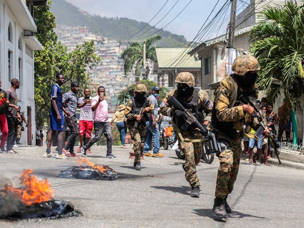 Ciudadanos participan en una protesta cerca de la comisaría de policía de Petion Ville después del asesinato del presidente haitiano Jovenel Moïse el 8 de julio de 2021 en Puerto Príncipe, Haití. / Foto: Gentileza