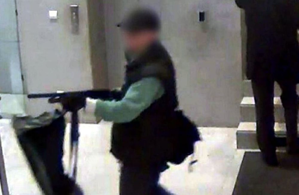 La policía de París en alerta extrema por un hombre armado