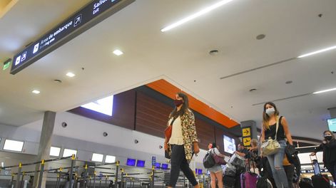 Los Andes | Mendoza 11 de marzo de 2021  Sociedad Tratativas para reanudar vuelos directos al vecino pais de Chile.Foto: Nicolás Rios / Los Andes  vuelos, aeropuerto, arribo, viajes, El Plumerillo, pasajes, Aerolineas Argentinas