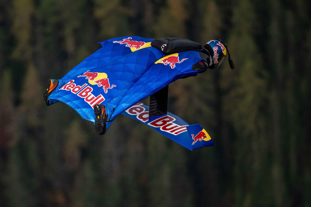 La hazaña del austríaco fue compartida por Red Bull a través de un impactante video publicado en sus redes sociales, donde se detalla que el salto de Salzmann tuvo lugar desde una altitud de aproximadamente 4.000 metros.