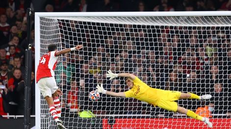 Dibu Martínez, el arquero de la Selección Argentina hizo de las suyas de nuevo, le tapó la pena máxima al delantero del Arsenal, pero en el rebote no pudo. / Gentileza.