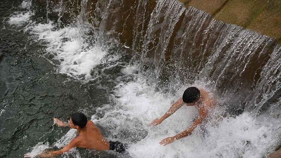 Ola de CalorAltas temperaturas se registran en la provincia y en todo el pais y llegan al record de calor.Un grupo de jóvenes se refresca en el canal Cacique Guaymallén frente al estadio de Godoy Cruz Antonio TombaFoto:José Gutierrez / Los Andes