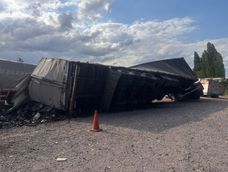 Una maniobra de una camioneta culminó con el vuelco de un camión en Ruta 40 Una maniobra de una camioneta culminó con el vuelco de un camión en Ruta 40