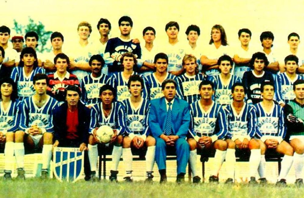 Estilo moderno. El grupo completo de Godoy Cruz Antonio Tomba posa para la foto institucional durante ese inolvidable año 1989. El Tomba volvía a los primeros planos. / Gentileza.
