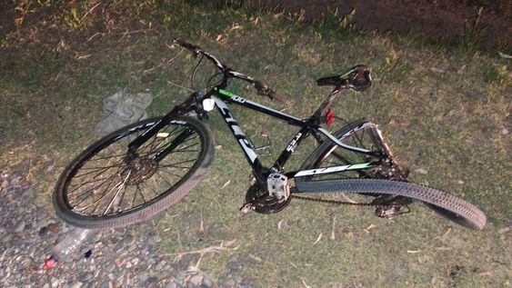 Así quedó la bicicleta en la que se desplazaba la víctima. Gentileza Ministerio de Seguridad y Justicia.&nbsp;