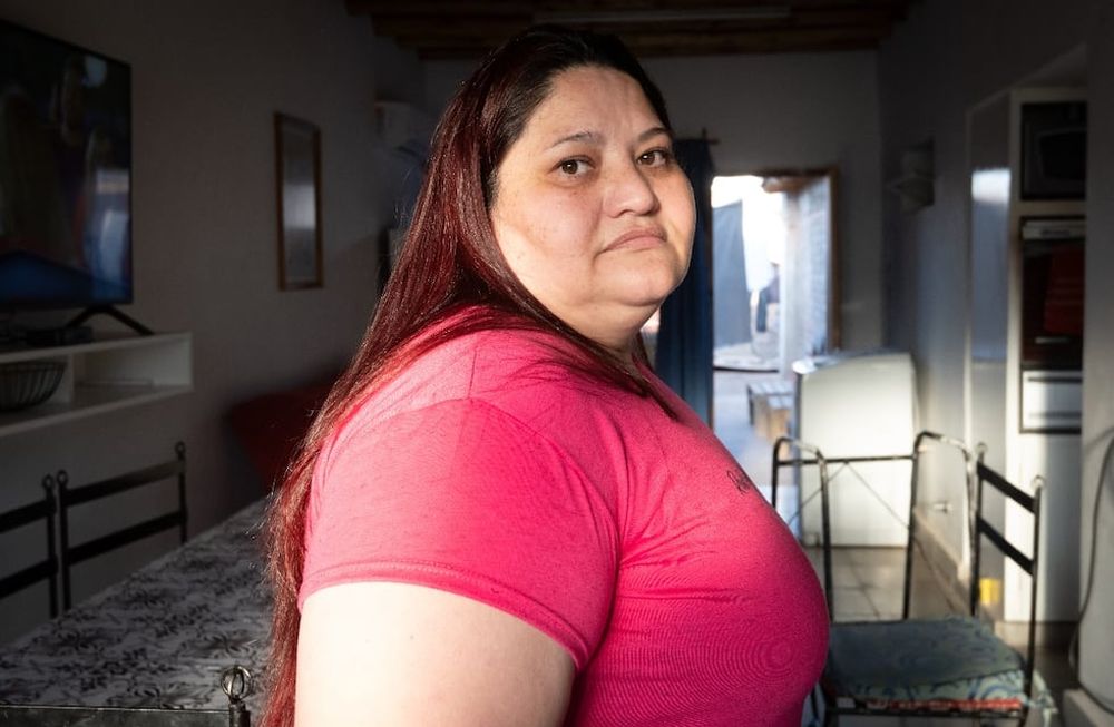 Silvana convive con un dolor insoportable, que le impide trasladarse. Debe colocarse una prótesis de cadera, que no llega. | Foto: Ignacio Blanco / Los Andes