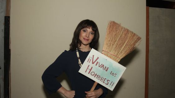 El rol de Isabel Allende en el movimiento feminista, y su postura política frente a la dictadura chilena, son algunos de los temas que refleja esta bioserie.