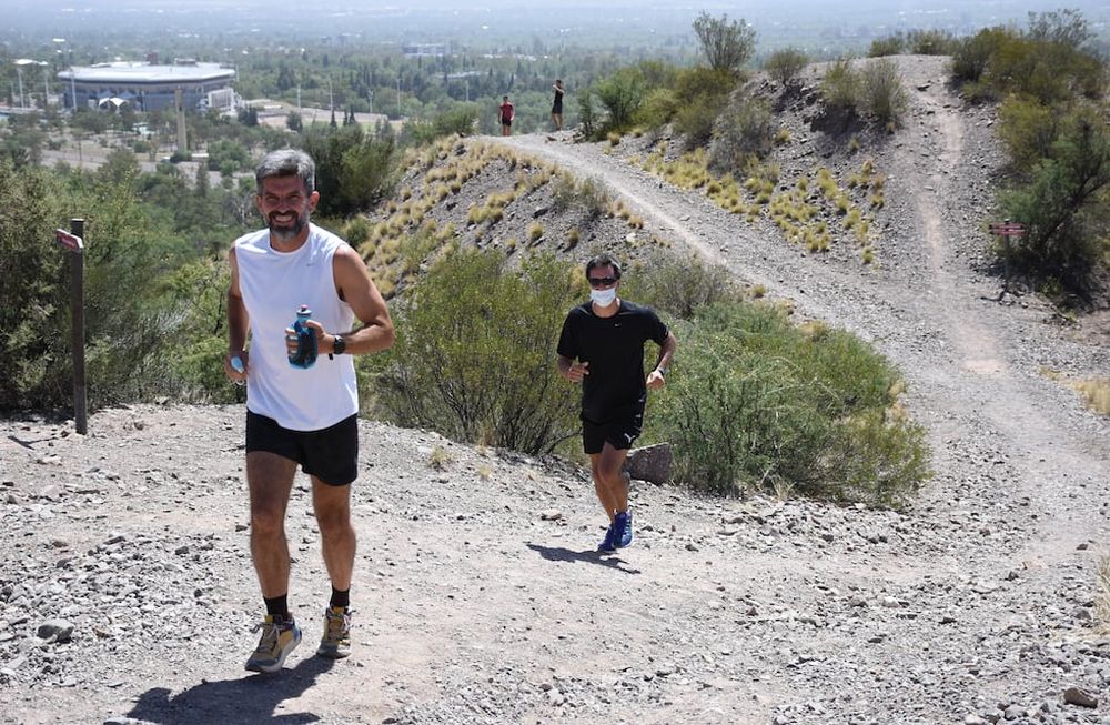 El intendente Ulpiano Suárez y un grupo de runners fue el encargado de “inaugurar” el nuevo espacio / Mariana Villa