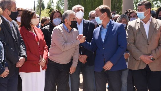 El gobernador Rodolfo Suárez junto al diputado nacional Alfredo Cornejo y el vicegobernador Mario Abed en la inauguración de obras en San Martín para evitar filtraciones de agua.