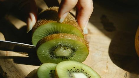Para mujeres embarazadas, el kiwi es una fuente importante de ácido fólico, esencial para el desarrollo cerebral y cognitivo del bebé. (Pexels)