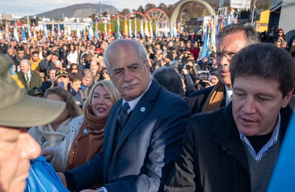Jorge Taiana, ministro de Defensa, durante el acto en conmemoración del inicio de la Guerra de Malvinas que se llevó a cabo en Ushuaia. Foto: Twitter / @JorgeTaiana
