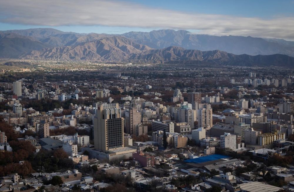Desde el aire se aprecia el casco urbano gris, que influye en la absorción del calor. Los habitantes de Unicipio padecen mayores temperaturas que los de la periferia. | Foto: Ignacio Blanco / Los Andes