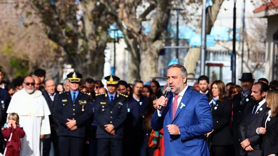 Estudiantes maipucinos juraron lealtad a la Bandera Nacional. Foto: Maipú Municipio.