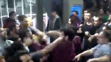 Batalla campal en Filosofía y Letras de la UBA (Captura de video).
