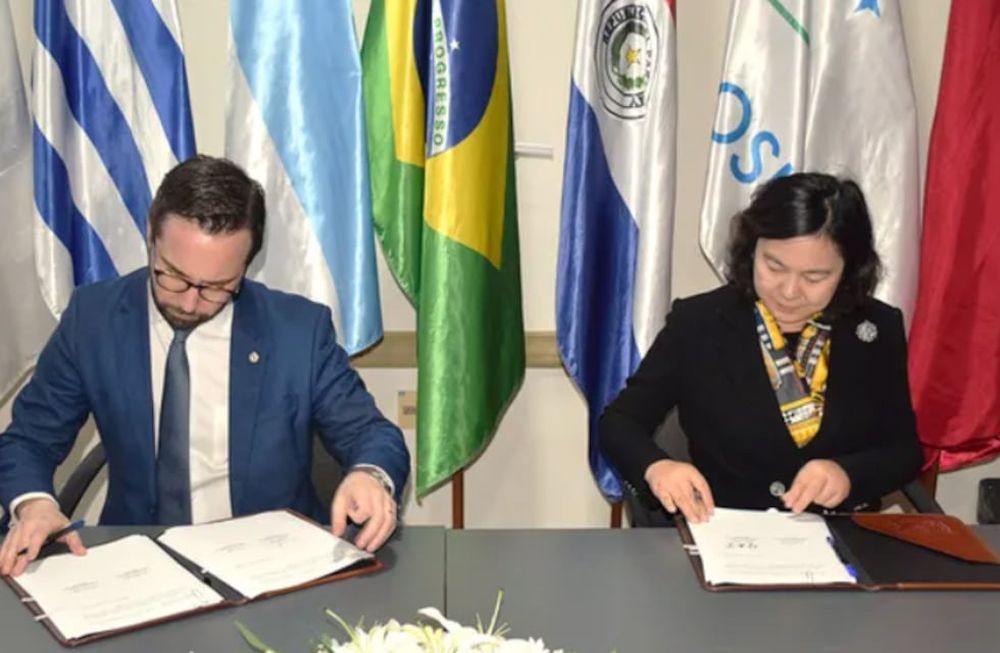 El vicecanciller de Uruguay, Nicolás Albertoni, junto a su par china, Hua Chunying. Foto: Mercosur