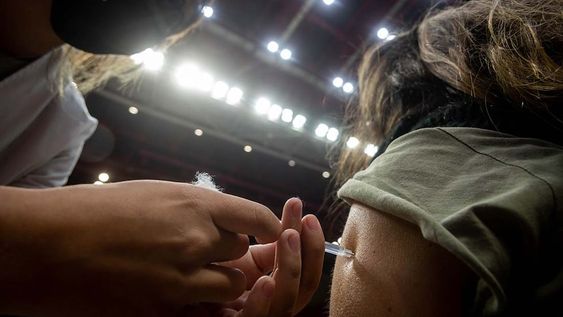 El sábado por la tarde llegaron más de 811.000 vacunas AstraZeneca al país, de las cuales 35.600 le corresponden a Mendoza. Este lunes, en tanto, llegaron otras 934.000 que se distribuirán en el transcurso de la semana. Foto: Ignacio Blanco / Los Andes