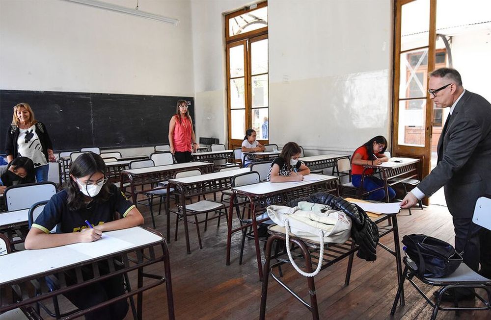 Beca Adolfo Calle, 68 edición. Niños de varias escuelas participaron del concurso de escritura para ganar una beca que los acompañará toda la secundaria. Foto: Mariana Villa / Los Andes