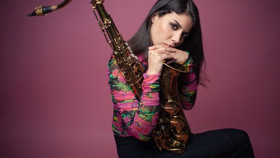 La saxofonista de nivel internacional Melissa Aldana se presenta este domingo en el festival.