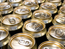 El reciclaje convierte latas comunes en organizadores ideales para cualquier hogar moderno. El reciclaje convierte latas comunes en organizadores ideales para cualquier hogar moderno.