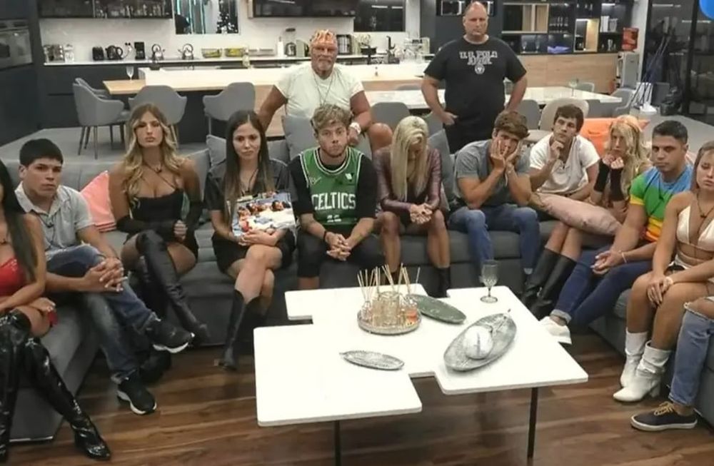 Los participantes sentados en una de las últimas galas de Gran Hermano. (Captura de pantalla)