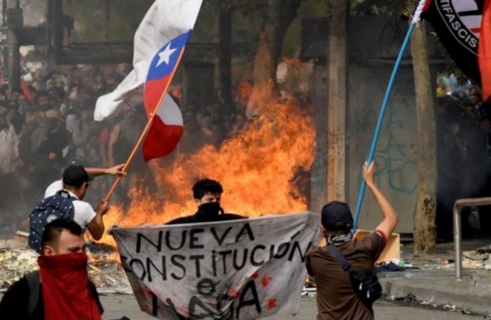 Incidentes en Chile por reforma constitucional. Enfrentamientos entre grupos a favor y en contra resultaron con heridos y detenidos.