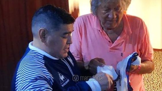 Maradona le firmó la camiseta al Trinche con una dedicatoria especial.