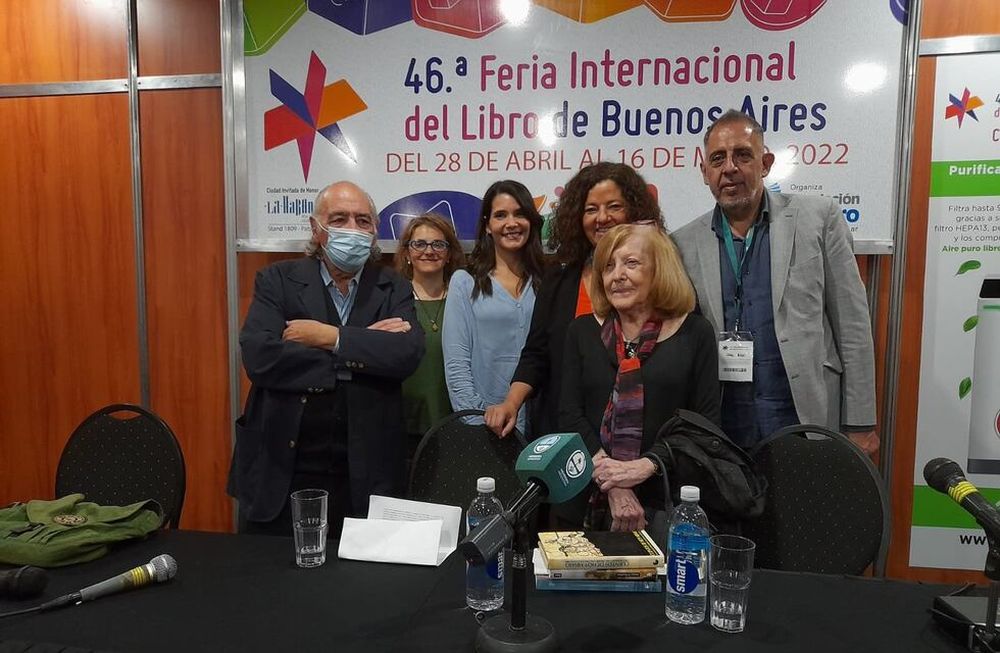 En la foto, quienes intervinieron en el homenaje a Antonio di Benedetto: Rodolfo Braceli, Sofía Criach, Josefina Delgado, la ministra de Turismo y Cultura, Nora Vicario, y el Director de Estrategias Culturales, Fabián Sama. Foto: Prensa de Cultura.
