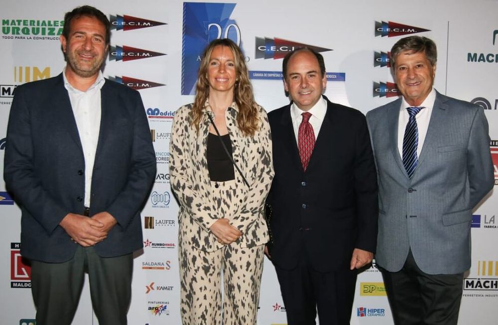 El ministro de Planificación e Infraestructura Pública, Mario Isgró; María Marta Ontanilla, titular del IPV; Dalmiro Barbeito, presidente de la CECIM y Atilio Calzetta, vicepresidente de la entidad.