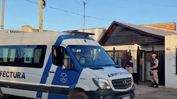 Los efectivos detuvieron a nueve personas y secuestraron dinero en efectivo, tres autos, una camioneta, dos motos, marihuana y cocaína. Gentileza: Captura Youtube Ministerio de Seguridad.